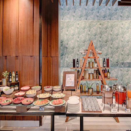 Hyatt Ahmedabad Hotell Exteriör bild A buffet at a hotel