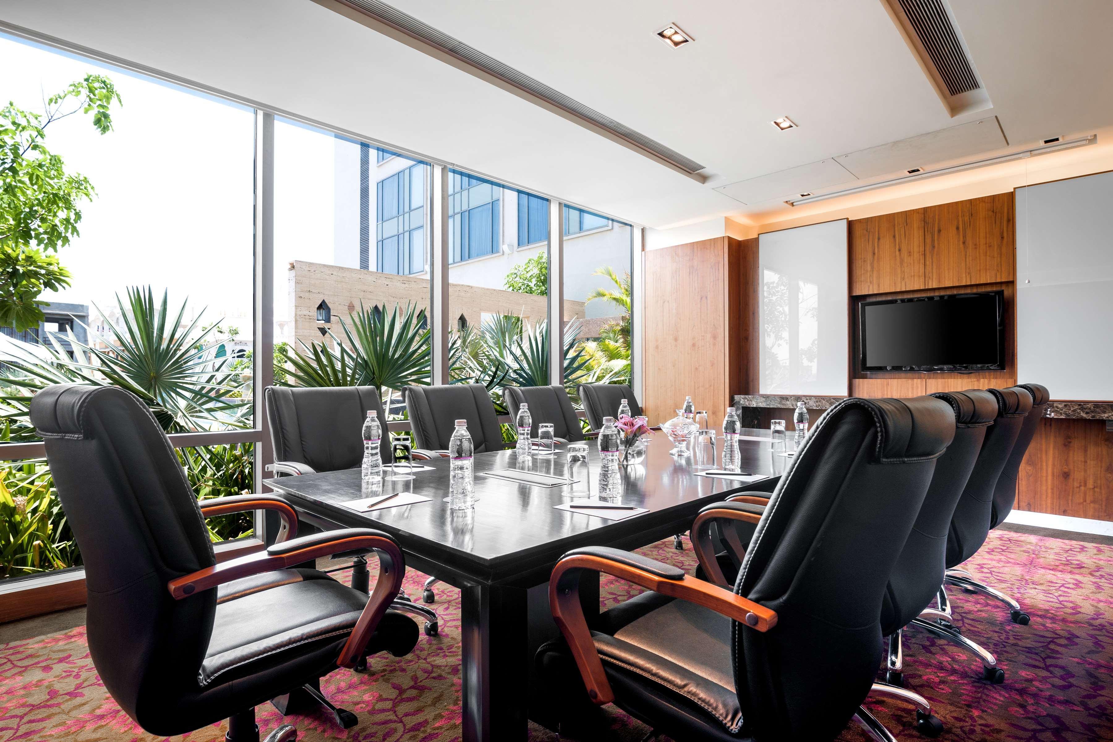 Hyatt Ahmedabad Hotell Exteriör bild Meeting room at the hotel