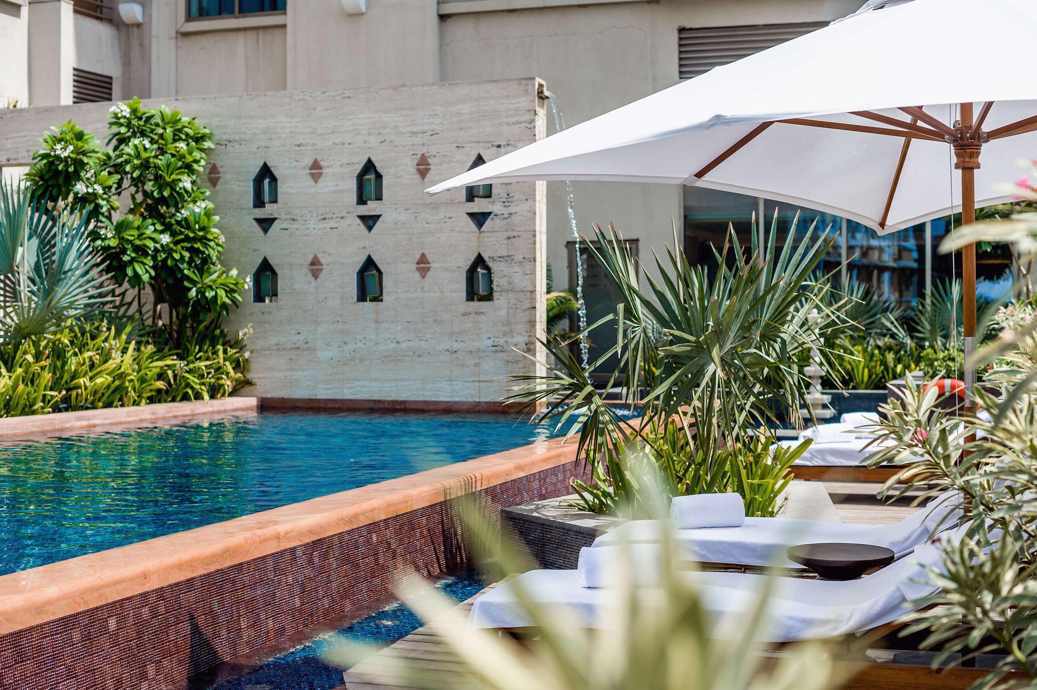 Hyatt Ahmedabad Hotell Exteriör bild The swimming pool at the hotel