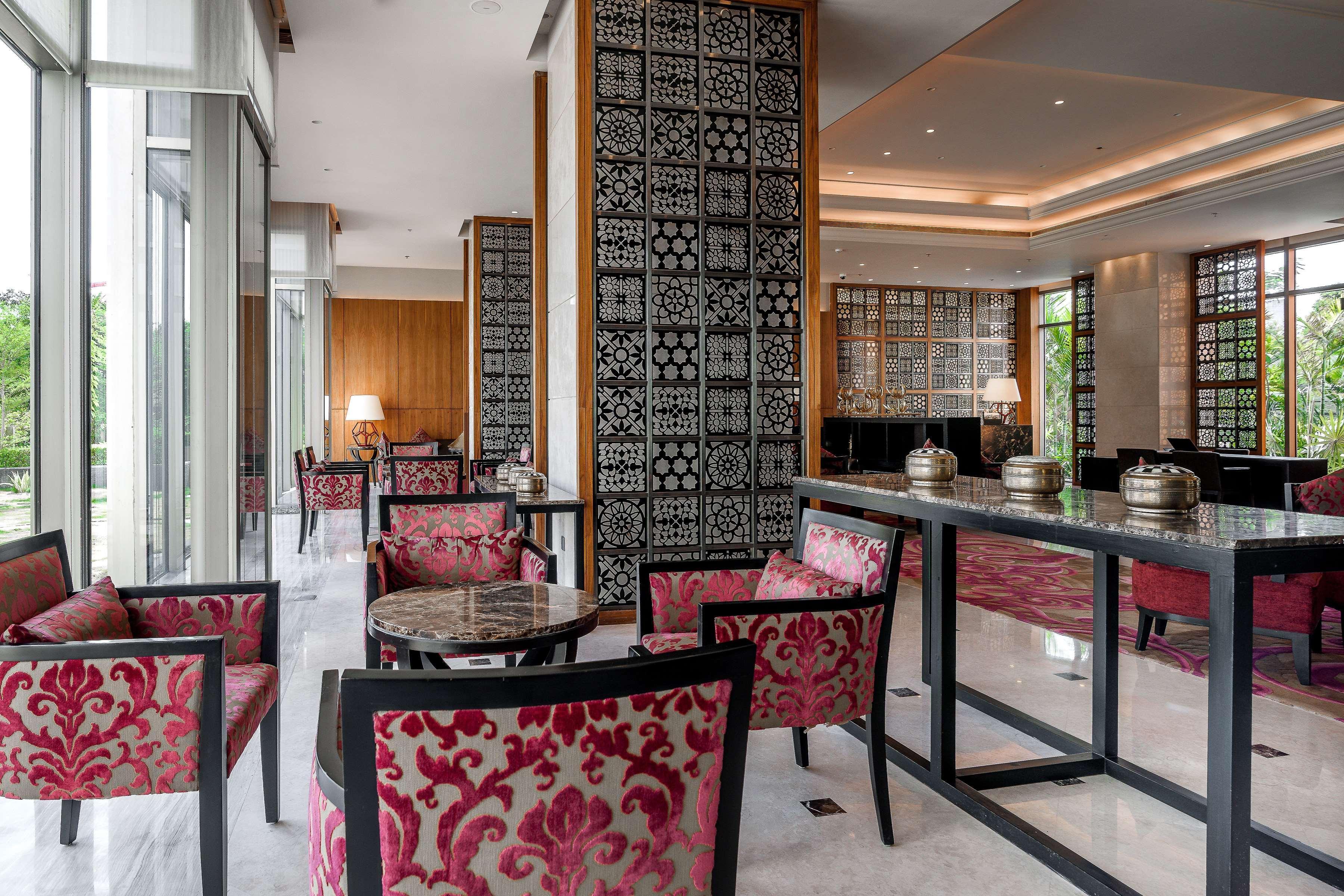 Hyatt Ahmedabad Hotell Exteriör bild The lobby