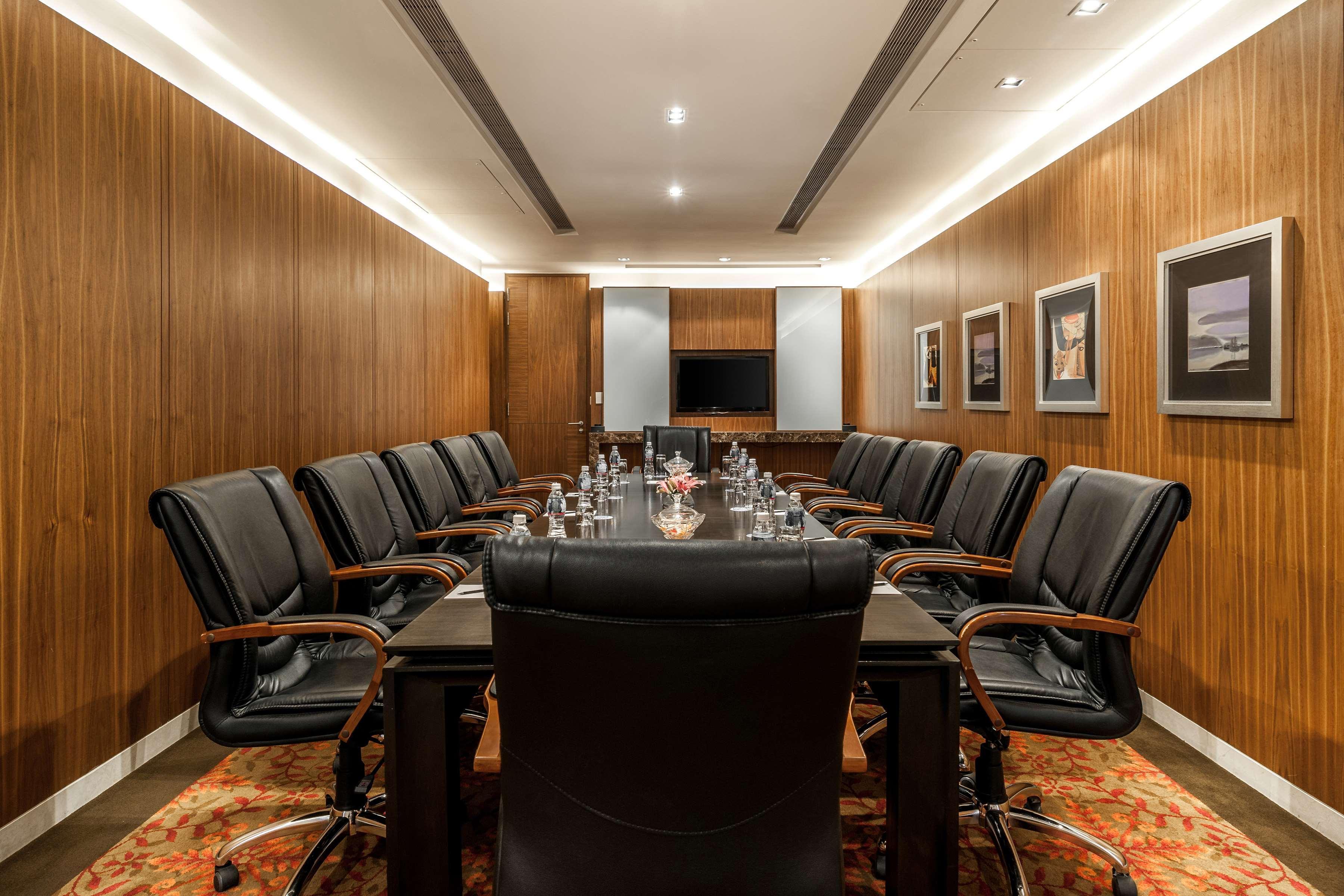 Hyatt Ahmedabad Hotell Exteriör bild Boardroom at the Taj Mahal Palace