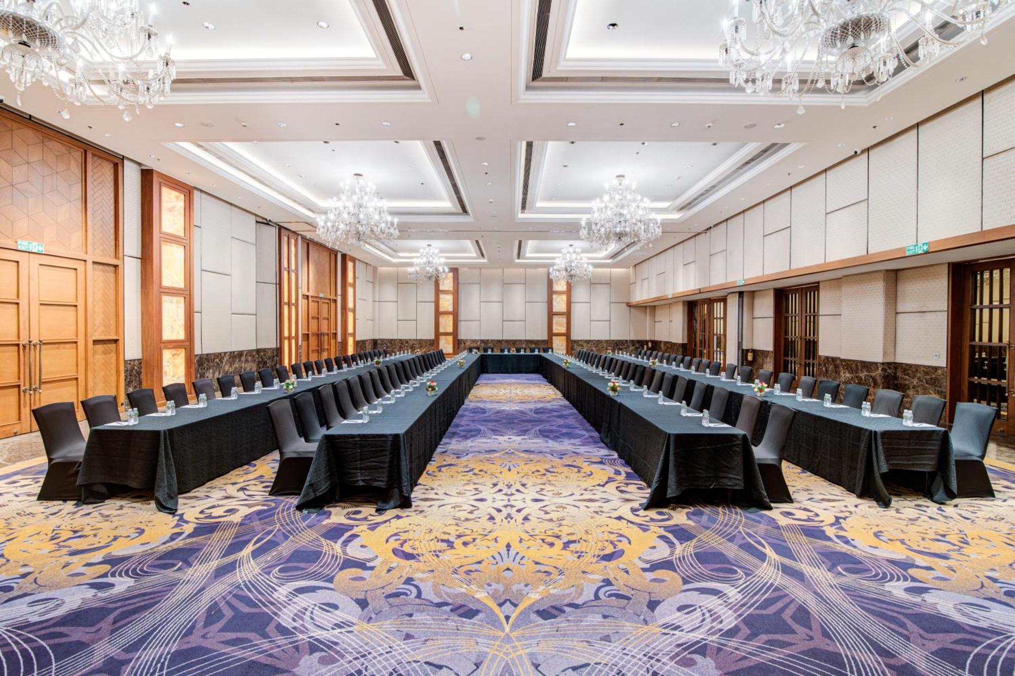 Hyatt Ahmedabad Hotell Exteriör bild The U-shaped table