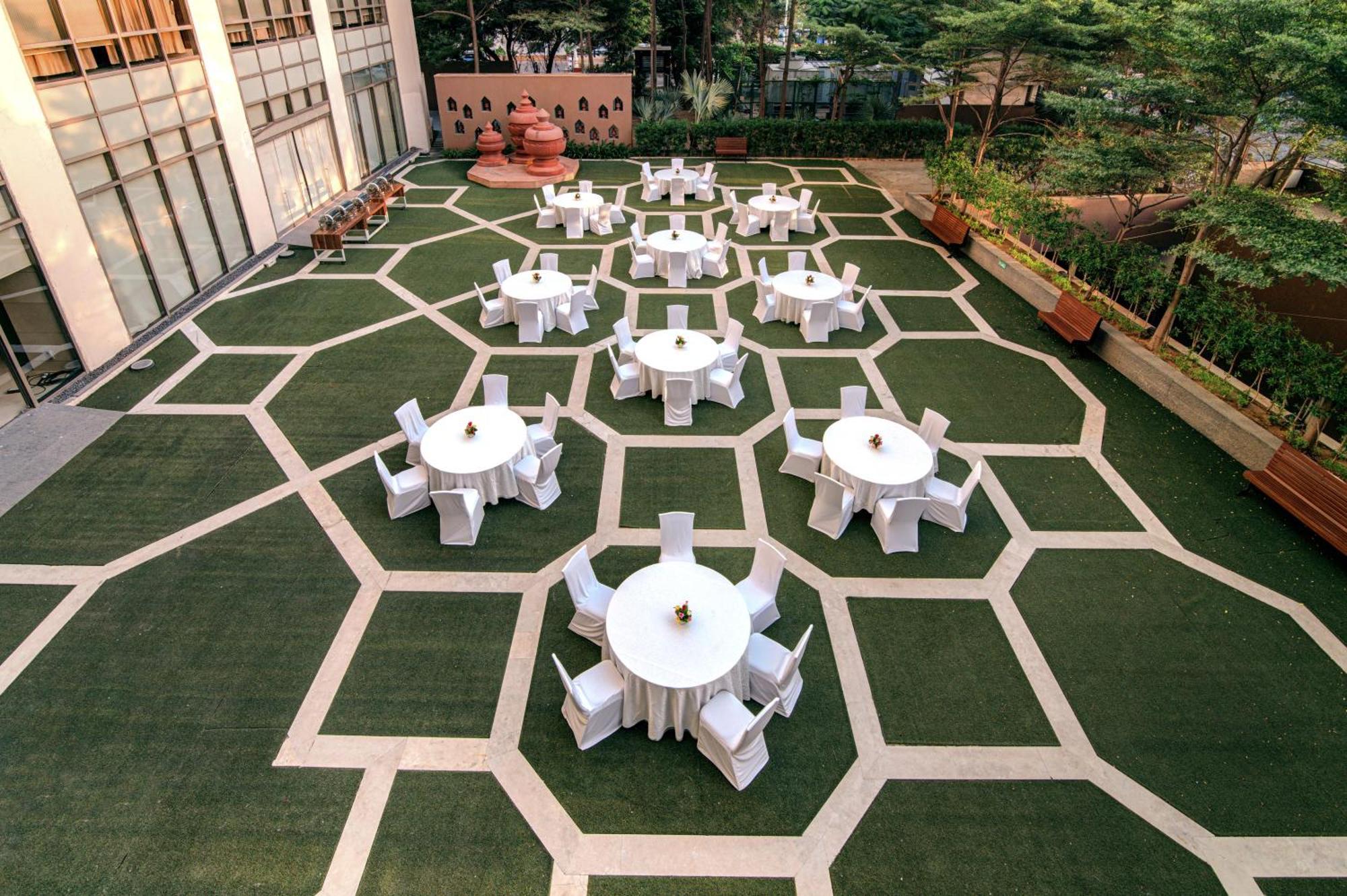 Hyatt Ahmedabad Hotell Exteriör bild The Garden at Taj Bengal