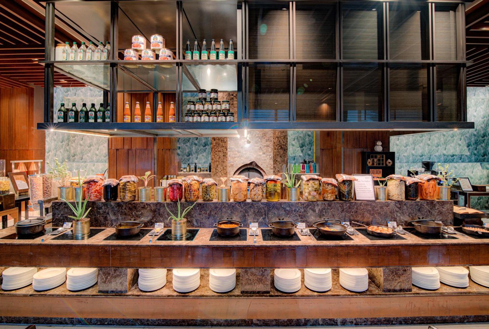 Hyatt Ahmedabad Hotell Exteriör bild Live kitchen at the hotel