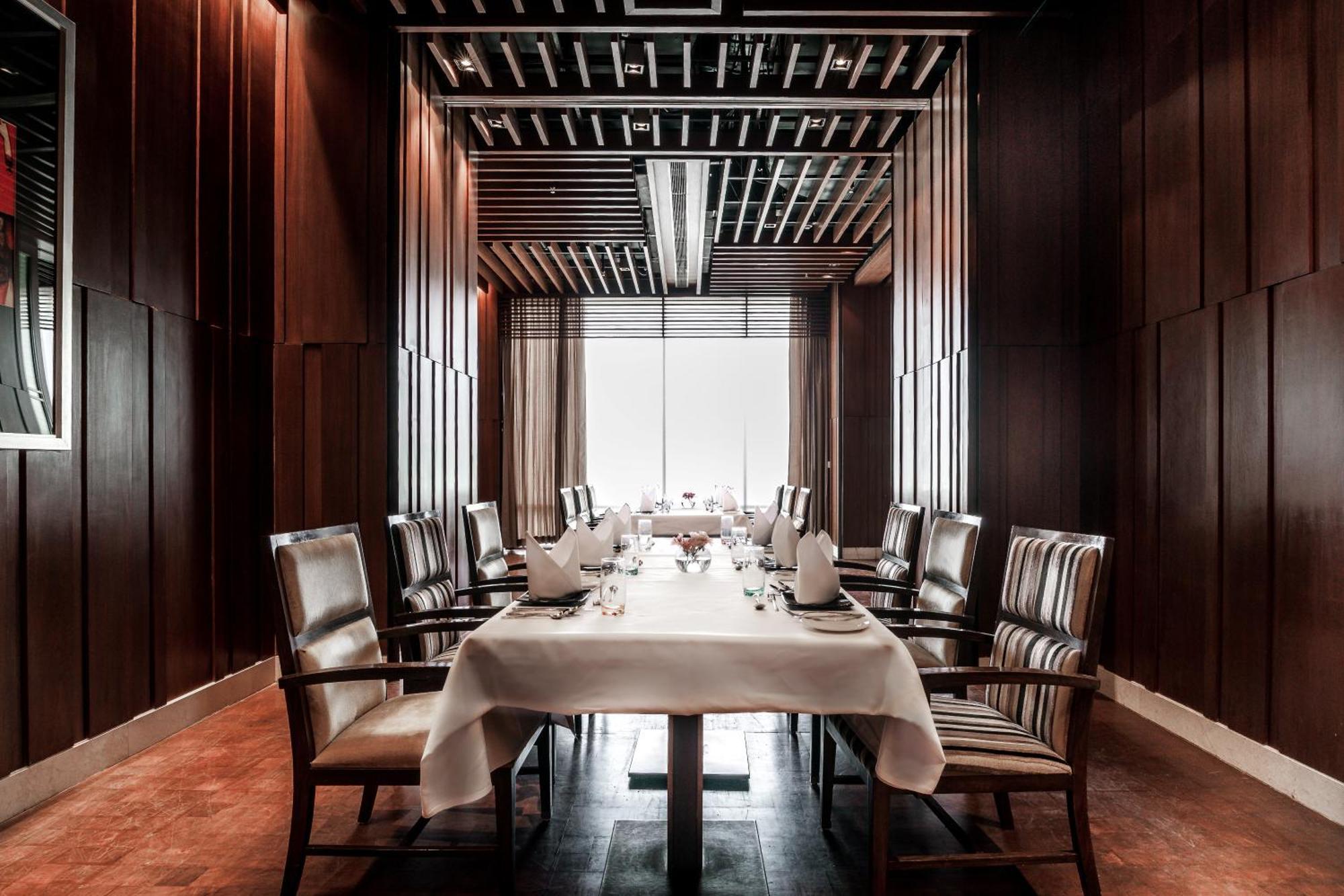 Hyatt Ahmedabad Hotell Exteriör bild Private dining room at the restaurant