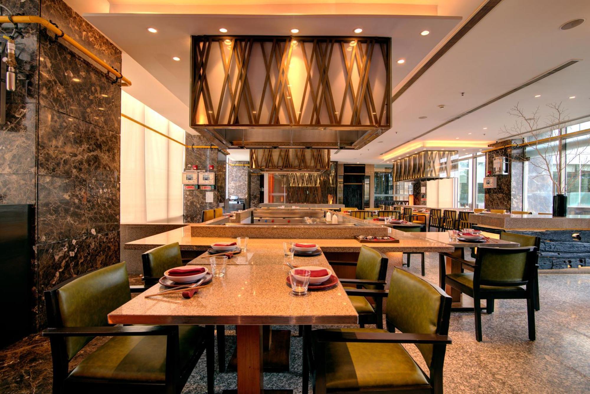 Hyatt Ahmedabad Hotell Exteriör bild The interior of the restaurant