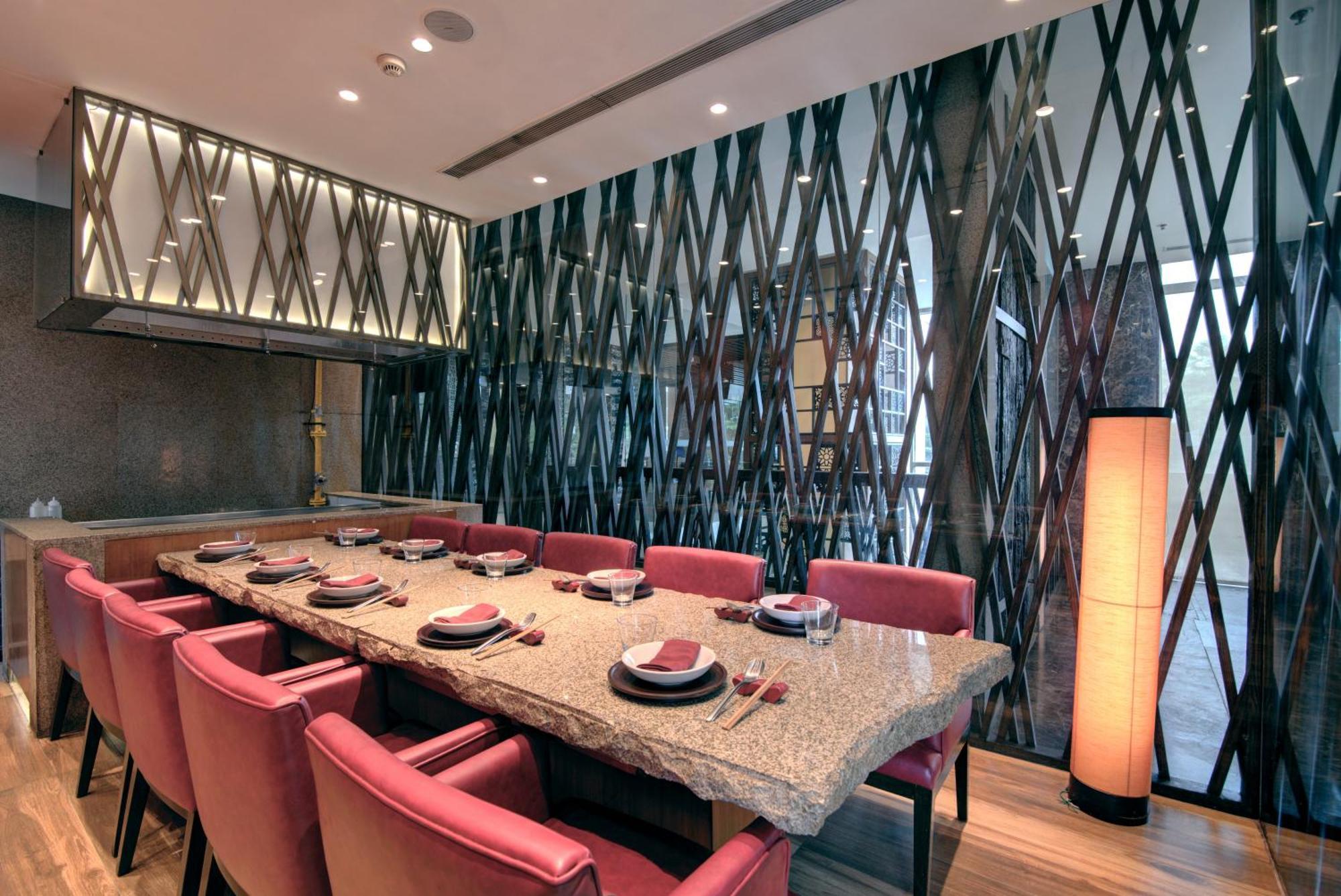 Hyatt Ahmedabad Hotell Exteriör bild Interior of the restaurant